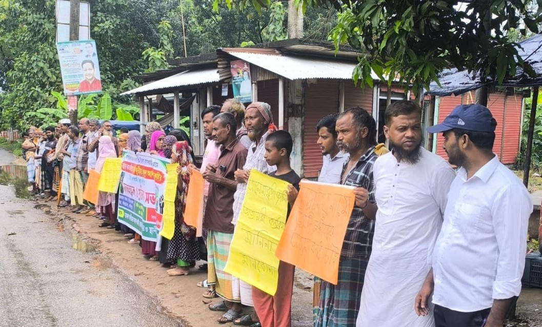 Residents of Six Villages Rise Up Against Drug Kingpin Omar Ali in Chatmohar: Protest Human Chain Held