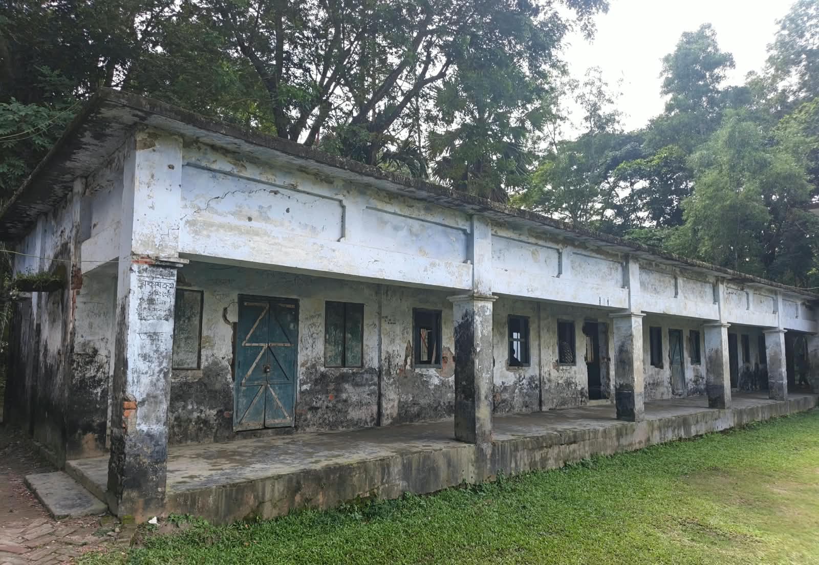 Risky Building and Classroom Crisis Lead to Dual-Class Teaching in Betagi