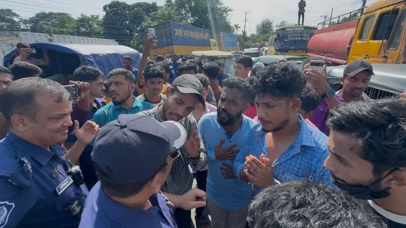 Dismissed Islami Bank Employees Block Chittagong-Cox's Bazar Highway Demanding Reinstatement