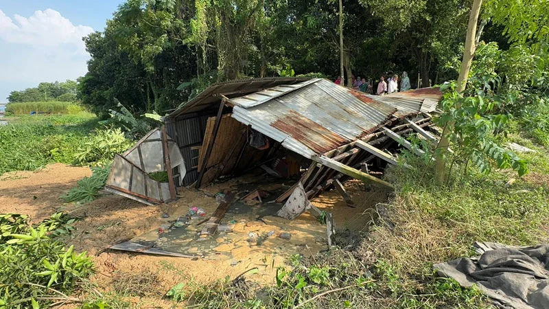 Dhaleshwari River Erosion Threatens Homes in Sirajdikhan