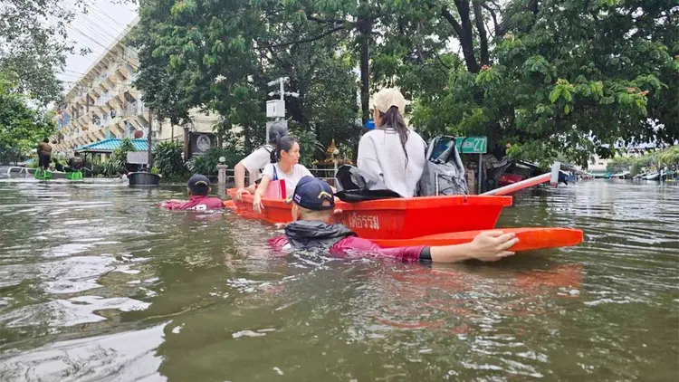 Flooding Persists in Bangkok for 4th Consecutive Day, Over 700,000 People Affected