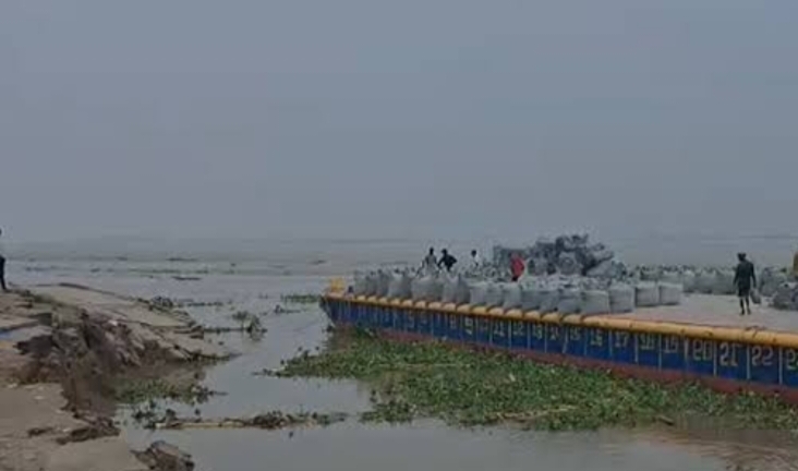50 Meters of Bank Protection Dam Collapses in Shariatpur Due to Unplanned Sand Extraction; Padma River Residents Relocate Shops and Homes