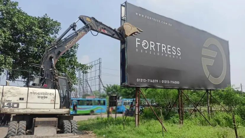 Joint RAJUK and DMP Drive Removes 20 Unauthorized Billboards Along Purbachal 300-Feet Expressway