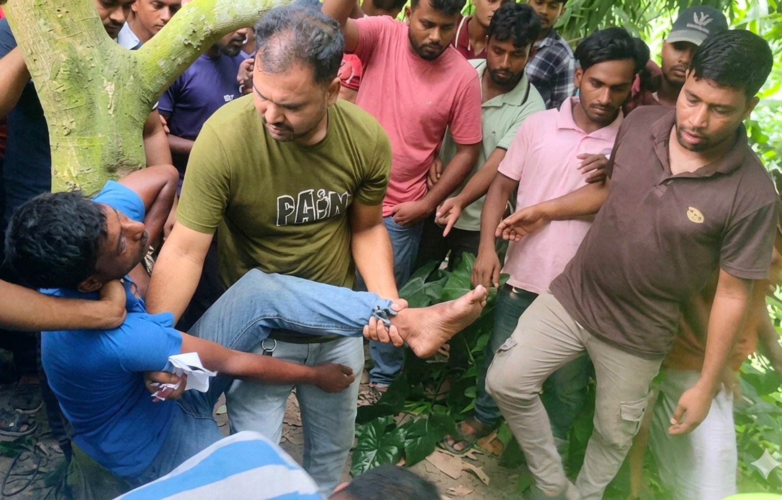 Public beats and hands over CNG auto-rickshaw hijacker to police