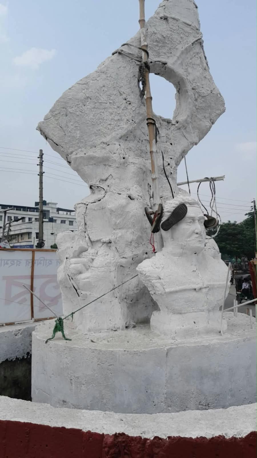 Shoes garlanded on Bir Shreshtha Hamidur Rahman's sculpture in Jhenaidah, storm of criticism