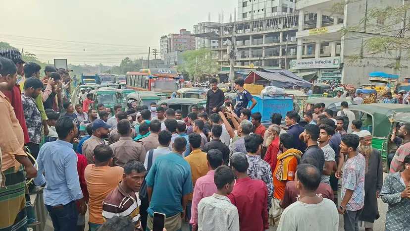 Auto-Rikshaw Drivers Block Mohammadpur Four-Way Intersection Protesting Dumping Harassment and City Ban Threat