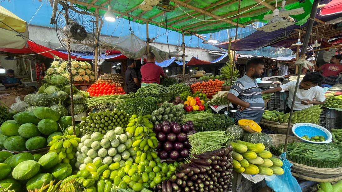 Skyrocketing Commodity Prices at Mirpur-1 Market Force Fixed-Income Households to Trim Daily Expenses