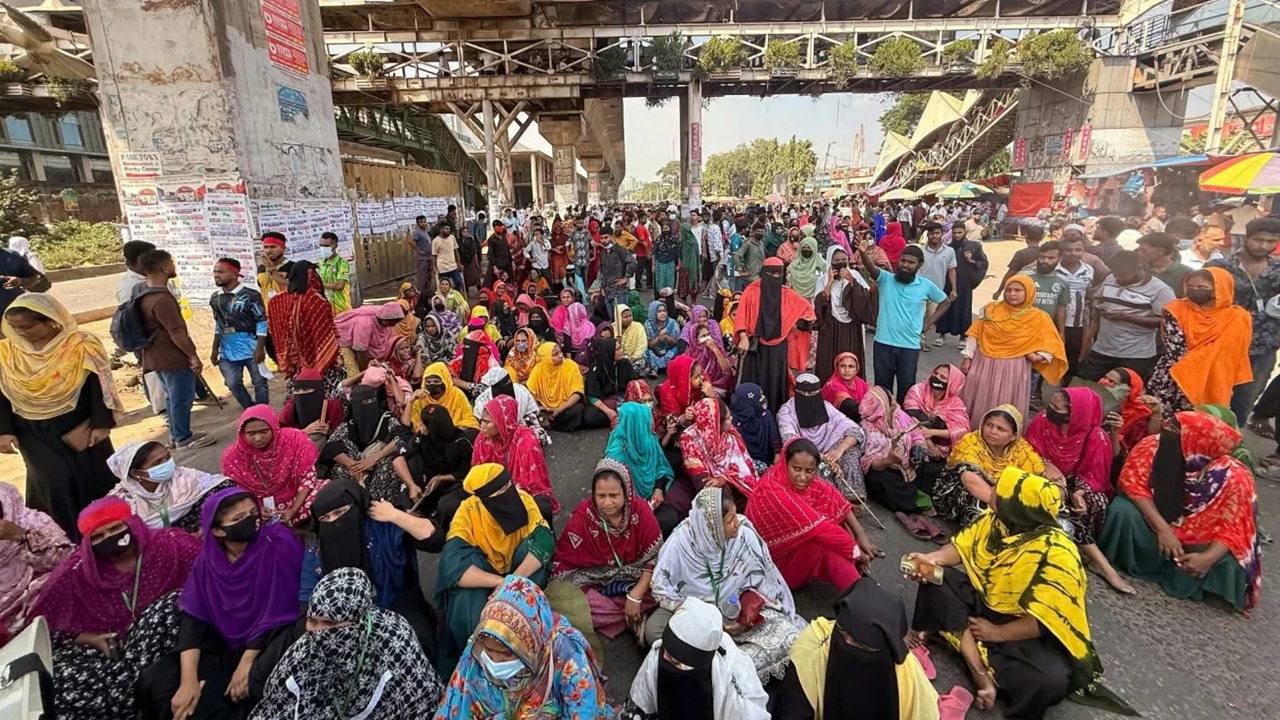 Garment Workers Block Dhaka-Mymensingh Highway in Uttara Demanding Salary Increase; Gridlock Paralyzes Northern Arterial Roads