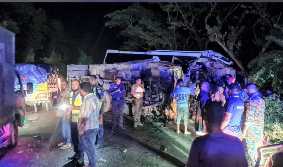 9 Killed, 30 Injured in Bus-Truck Collision on Natore-Pabna Highway
