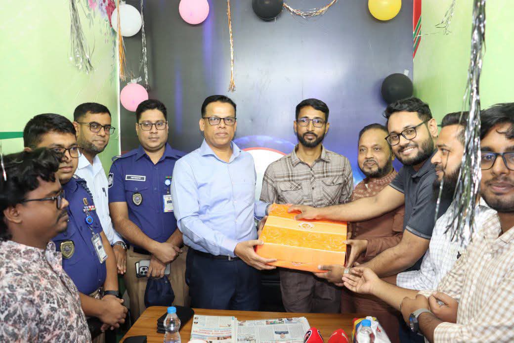 Daily Munshiganjer Barta Celebrates Anniversary by Receiving Floral Greetings