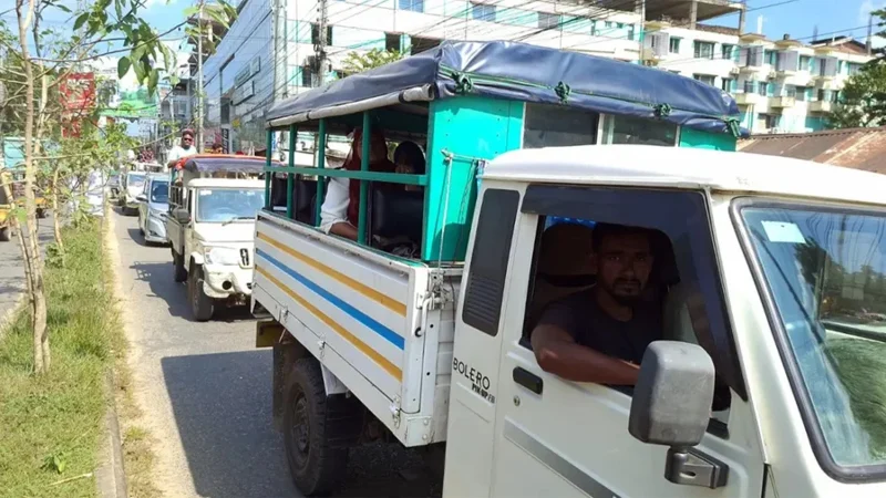 3,000 tourists stranded in Sajek reach Khagrachari with army assistance