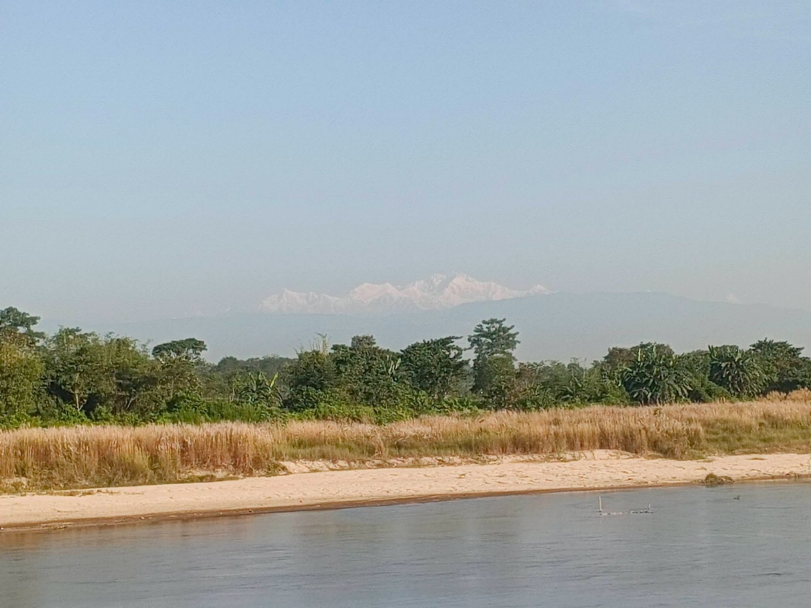 Clearing Clouds Reveal Kanchenjunga in Tetulia, Sparking Tourist Rush