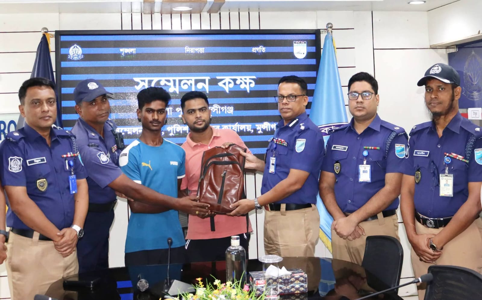 Auto-Driver Sharif Sets a Bright Example of Honesty by Returning Lost Bag of Money to Owner in Munshiganj