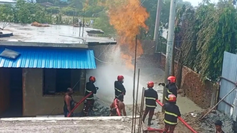 Subsurface Gas Leakage Burns for 14 Hours in Inani; Bapex Expert Team at Scene