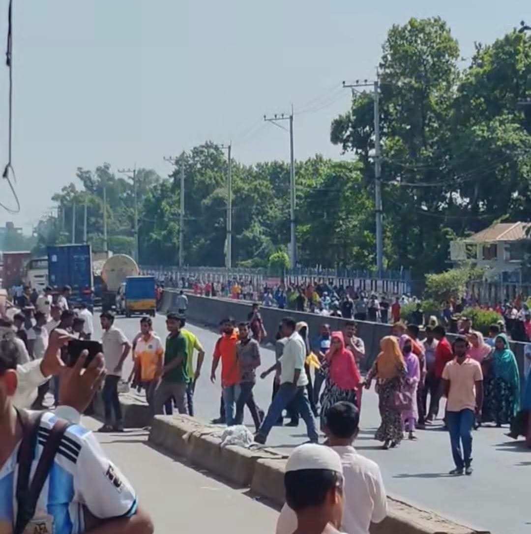 Workers Block Highway and Vandalize Factory Demanding Increased Wages and Bonuses in Kaliakair